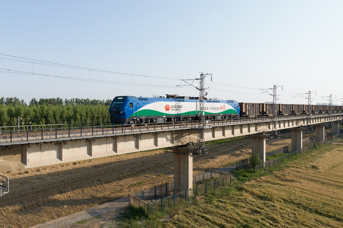 满载乌金的朔黄铁路两万吨重载列车驶向黄骅港。