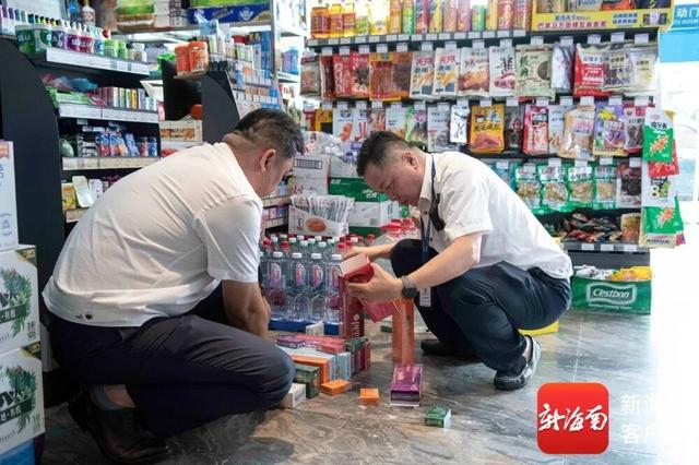 稽查人员查获的涉嫌走私违法卷烟。记者 蒙健 摄 