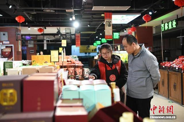 图为超市聋哑员工服务顾客。 梅镱泷 摄 