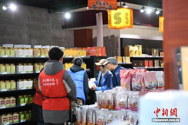 图为超市聋哑员工协助顾客选购商品。 梅镱泷 摄