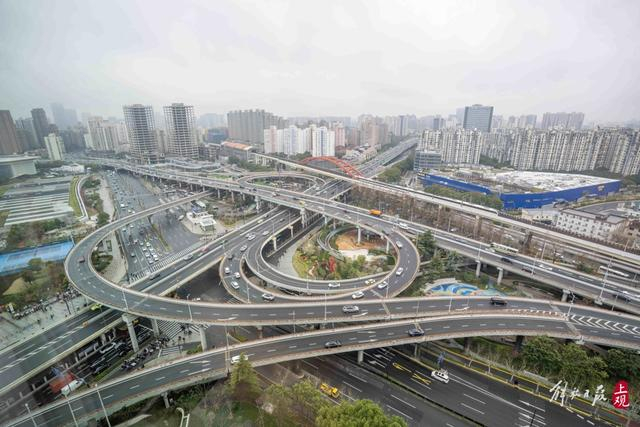 华亭宾馆客房外四通八达的高架。 孟雨涵 摄