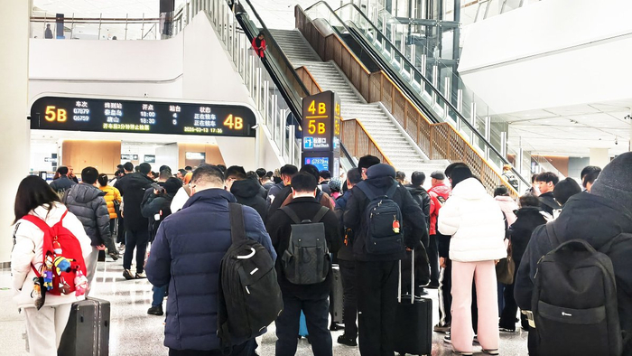 　　通州站内，旅客排队等候检票进站。通讯员 邵辰飞/摄