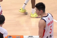 得不偿失！袁照耀连拉带拽想要阻止史密斯一条龙 被吹违体犯规