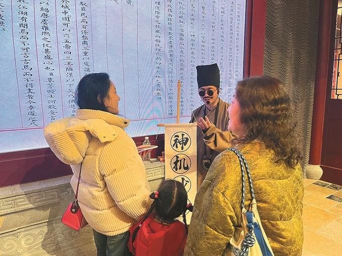 “王半仙”与游客互动 （金陵长乐坊供图）