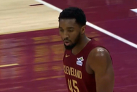 确实厉害！施罗德不停球传球 米切尔不沉球三分压哨空心命中！