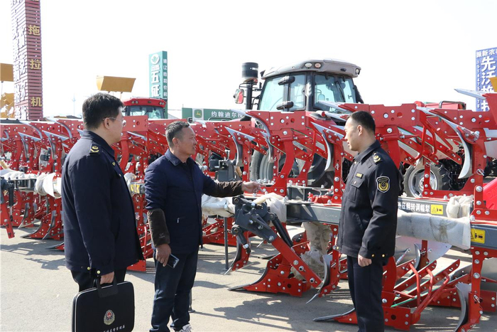 通辽市市场监管局执法人员聚焦农用地膜、农机具、化肥、滴灌带等重点物资，开展农资产品专项检查。