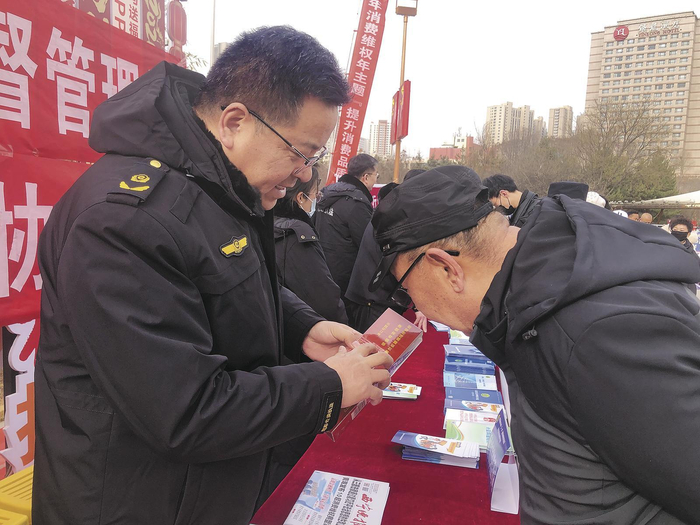 工作人员向市民讲解如何辨别假烟。本报记者 叶文娟 摄