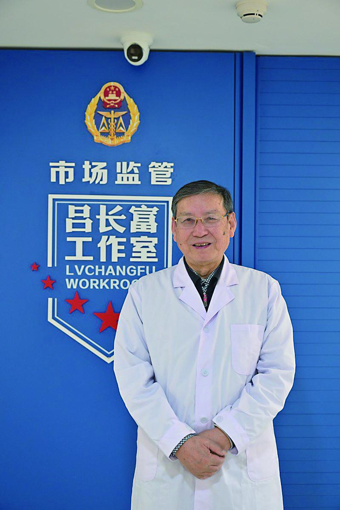     吕长富在工作室门前