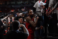 😨哥们你有点重口啊……球迷拿到莺歌的原味毛巾 猛吸了几大口