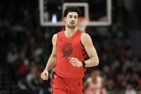 外线还没开和！阿夫迪亚半场9中3拿到12分4板5助 三分4中0