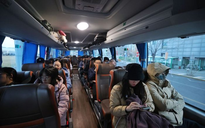 周一、周五等通勤高峰时段，定制快巴平均上座率能达到八成。新京报记者 王贵彬 摄