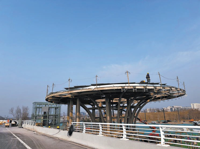 　　正在建设中的六环高线公园启动段现场。本报记者 白继开摄