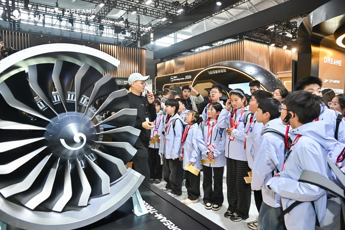 图:“小小科学家”在AWE追觅宇宙展馆研学现场
