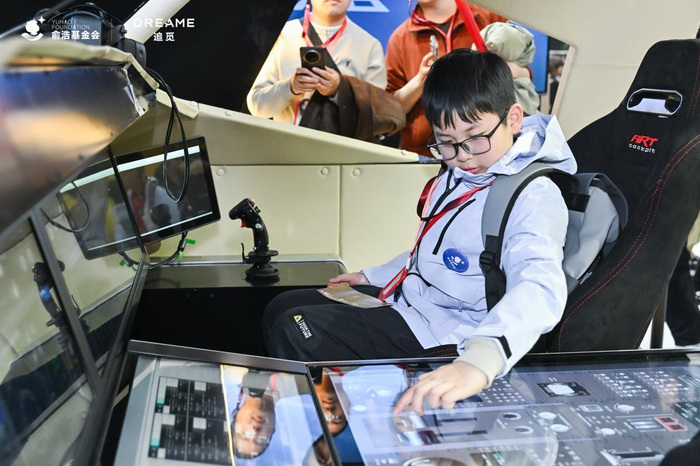 图:AWE追觅宇宙展馆“小小科学家”体验飞机驾驶模拟