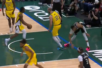 看着挺严重啊！里弗斯：字母哥在一次扣篮后导致左膝过度伸展