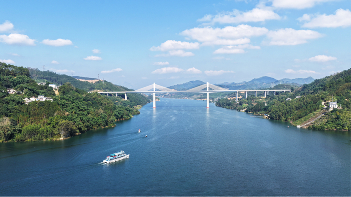 万峰湖上的“水上校船”。毛虹 摄