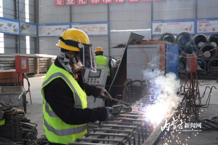 S26纳龙高速项目工人在加工钢筋