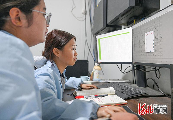3月10日，雄安智慧农业科技园工作人员通过环控系统调节玻璃温室湿度。