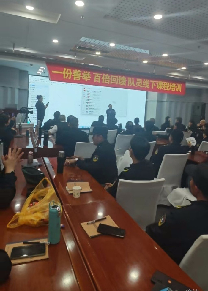 “刘队”发来的线下“培训”的视频截图，有人在演唱歌曲《感恩的心》（截图）
