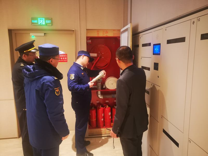 检查人员对酒店内的消火栓、消防水带、水枪等消防产品进行了检查。丰台消防供图