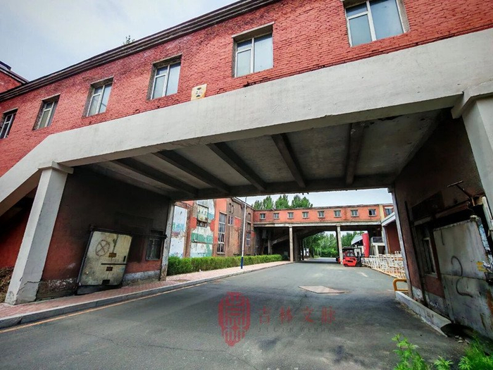 建筑物之间架起的廊桥