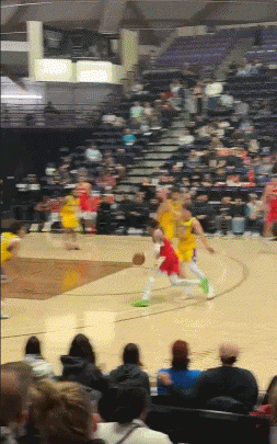 轻松愉快！凯莱布·乐福不看人妙传 杨瀚森底线空切双手暴扣！