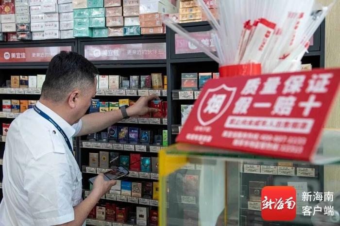 海口市烟草专卖局稽查人员对美宜佳便利店进行检查。记者 蒙健 摄