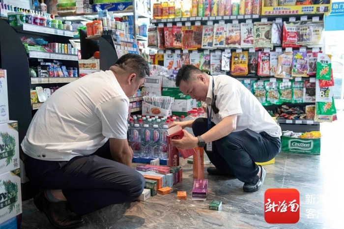 稽查人员查获的涉嫌走私违法卷烟。记者 蒙健 摄