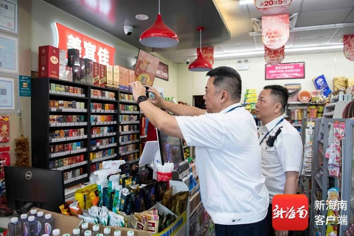 海口市烟草专卖局稽查人员对美宜佳便利店进行检查。记者 蒙健 摄