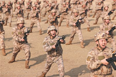 火箭军某旅某发射营官兵进行刺杀操训练。陈  浩摄