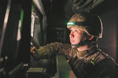 三级军士长何剑波进行夜间操作训练。于  冲摄