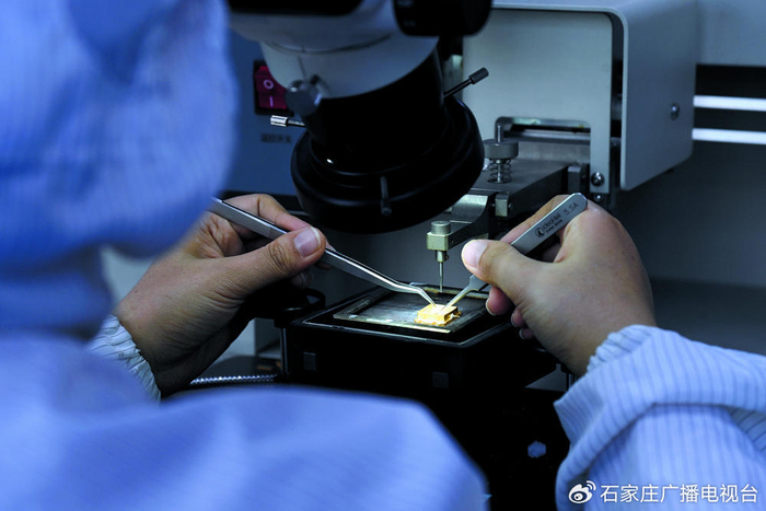 在位于鹿泉区的河北东森电子科技有限公司微组装车间，工作人员正在对功率模块进行MCM微封装生产。记者 董永博 摄