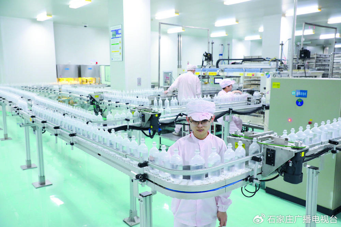 在位于石家庄高新区的石家庄四药集团，数智化输液生产线开足马力加紧生产。记者 张 震 摄