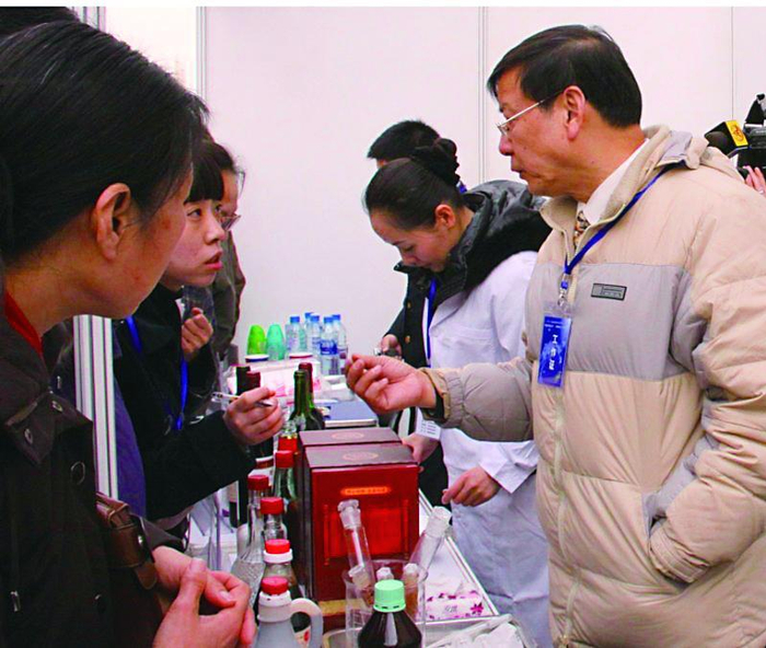     在街头为市民普及生活打假常识