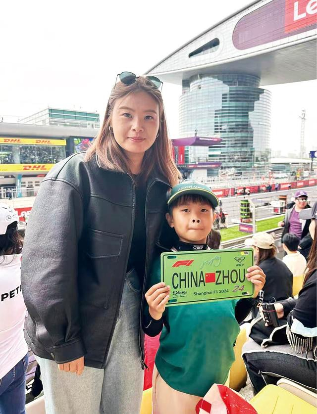 上图：周女士和儿子Eason都是F1车迷。