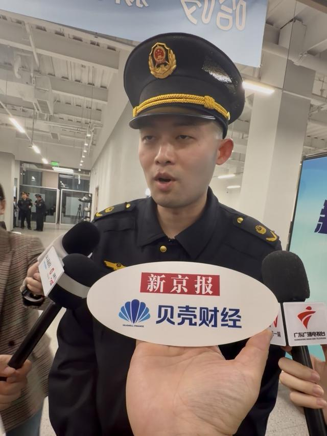 上海市闵行区市场监督管理局执法人员回应对涉事企业初步检查情况。新京报贝壳财经记者俞金旻 摄