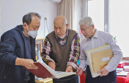 胜利街道锦华采编项目组成员丁兴农（左一）、官云秀（右一）采访老石油王廷海（中间）