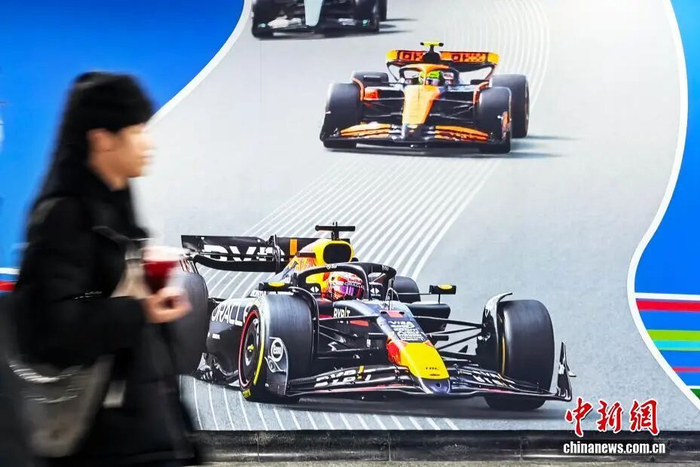 3月14日，上海地铁通道内的F1赛事广告格外醒目。