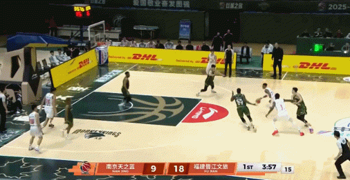 有失水准了！皮特森突破击地妙传 状元杨曦皓双手扣空篮脱手扣飞