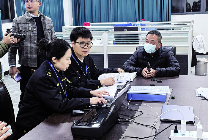     执法人员连夜冒雨赶赴合川区重庆曾巧食品有限公司，对3·15晚会曝光的问题开展现场跟进调查与执法处置。