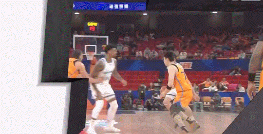 有点低级！韦瑟斯庞传球被迫改运球 被裁判吹罚翻腕违例