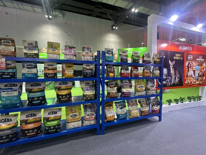 （荣大云仓区位的货架，柳宁馨/摄）