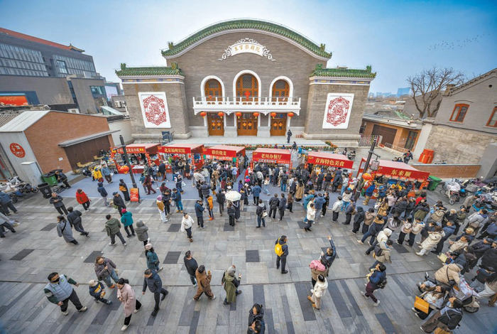 　　昨天，周末的隆福寺市集火热，很多摊位都排起了长队。本报记者 潘之望摄