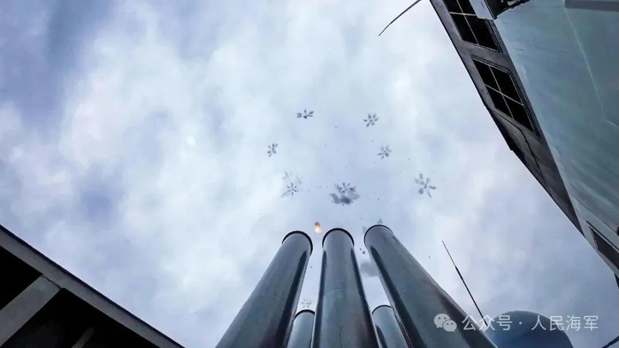 ▲干扰弹在空中炸开