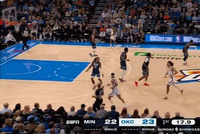 很沮丧！传球给兰德尔被切掉 李凯尔回防过程中甩手摇头