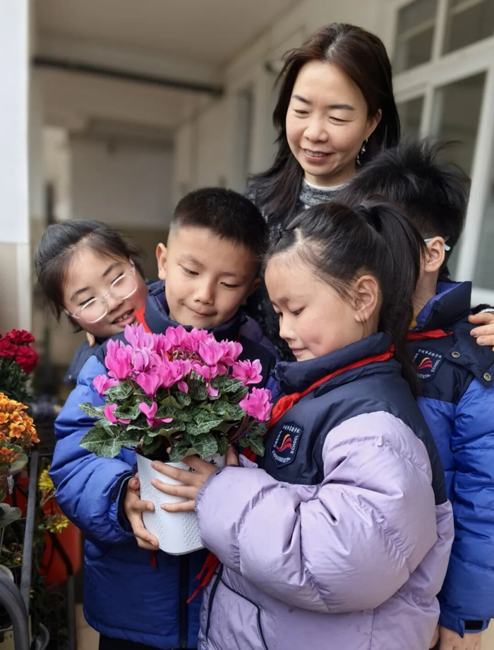 翁丹妙老师和学生在一起。受访者供图 