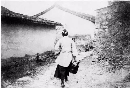 旧时福州女子回娘家送拗九粥。图源：《拗九送粥》岛崎役治 摄，方向红供图