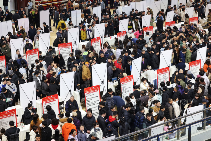 服务燕山石化转型发展专场招聘会现场。新京报记者 王贵彬 摄