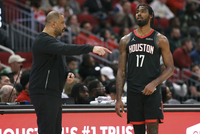 近八场三分25中1！火媒：还记得当初有人说伊森值3000万年薪