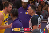 操碎了心！东契奇找裁判理论 范德彪一路盯防+随时准备介入